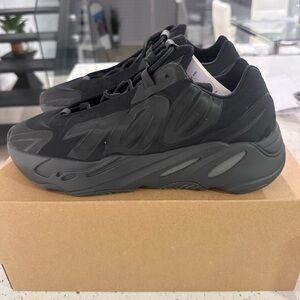 YEEZY BOOST 700 MNVN ADULTS Size 10